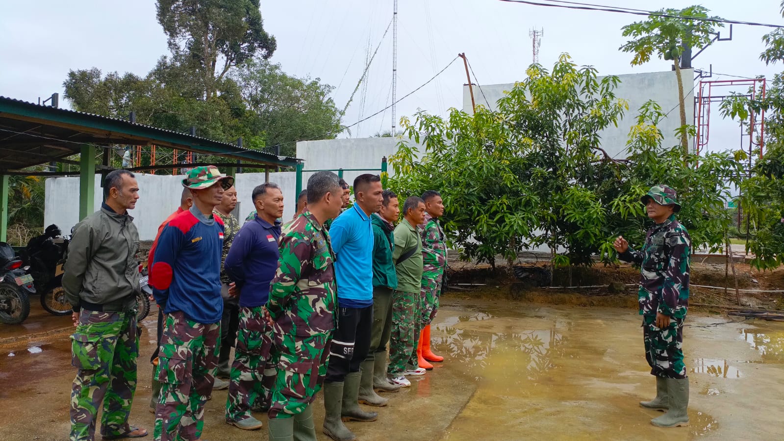 Pasi Ter Kodim 1201/ Mempawah Kapten Czi Kiki Gunawan menggelar apel Satgas Pra TMMD, di Kecamatan Toho, Kabupaten Mempawah.
