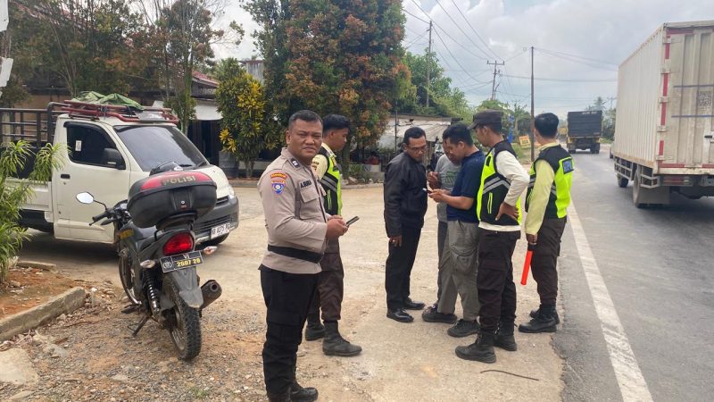 PT Unicoco Mempawah indahkan keluhan warga terkait debu angkutan tanah dan macet.